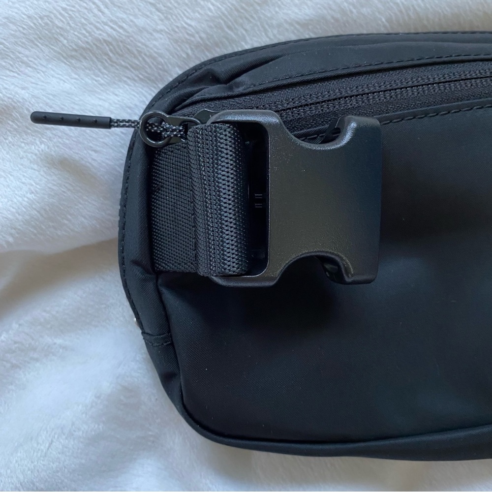 Lululemon Everywhere Belt Bag 1L Black Unisex NWT - Picture 8 of 14